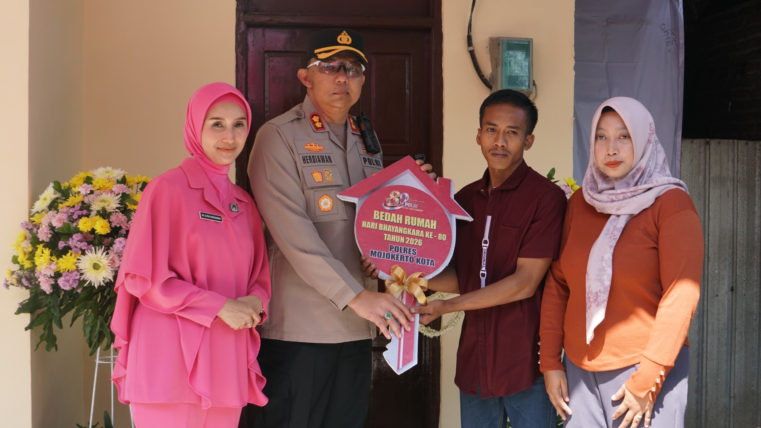 Hari Bhayangkara ke-80, Polres Mojokerto Kota Hadirkan Kebahagiaan Lewat Bedah Rumah Tak Layak Huni