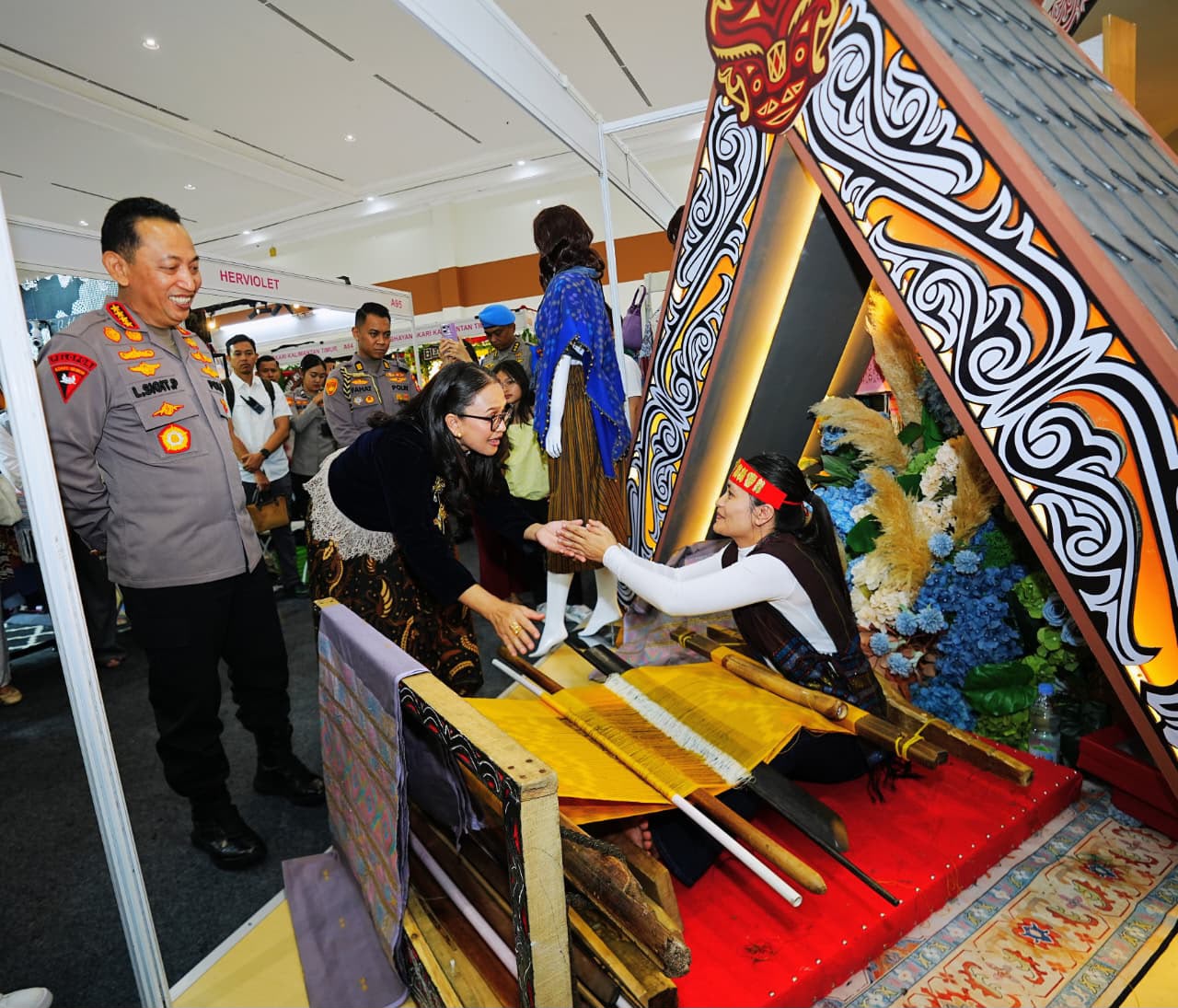 Kapolri Bersama Ketua Umum Bhayangkari Tinjau Bazar Kreasi Bhayangkari Nusantara 2026