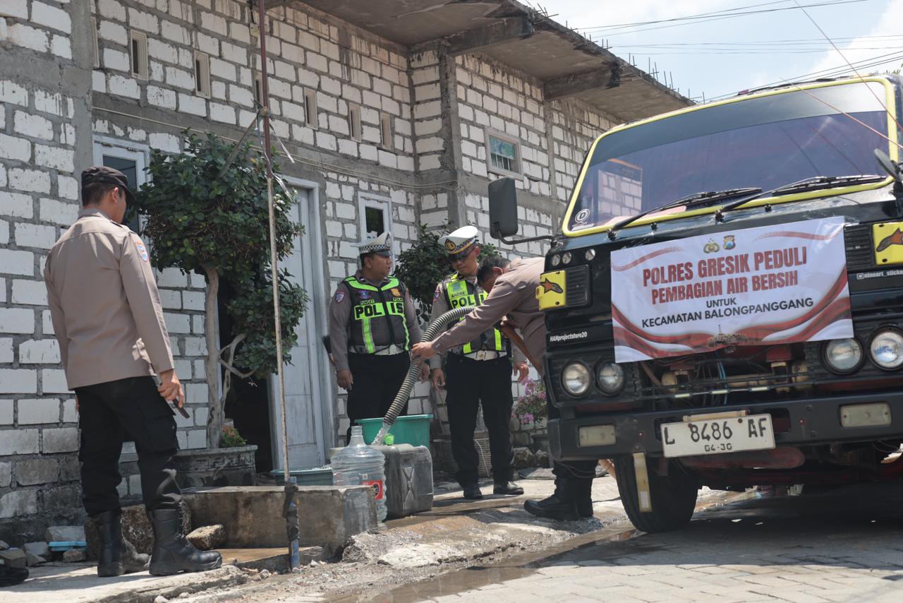 Polres Gresik Peduli, Salurkan Bantuan Air Bersih untuk Warga 3 Desa di Balongpanggang